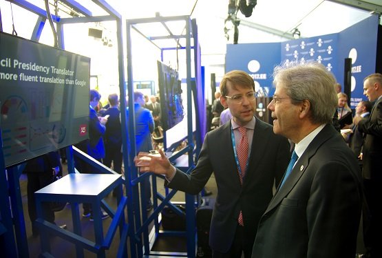 Rihards Kalnins, Head of MT Solutions at Tilde, explaining features of the translation tool to the Premier Minister of Italy